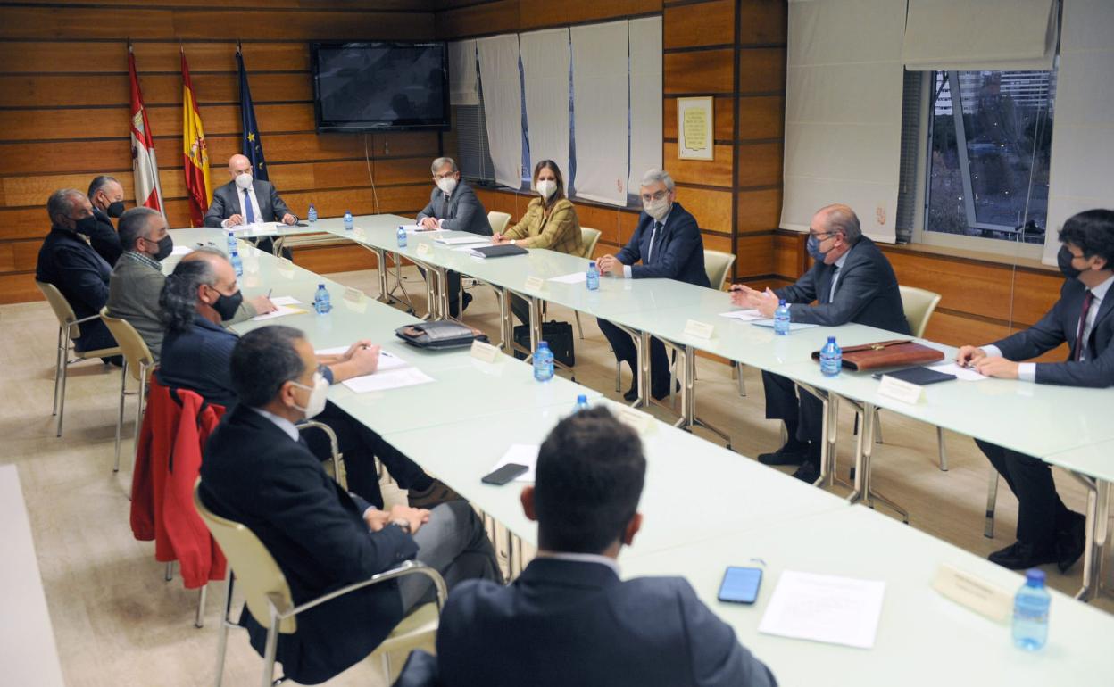 Reunión del consejero de Agricultura con los representantes de los distintos eslabones de la cadena alimentaria. 