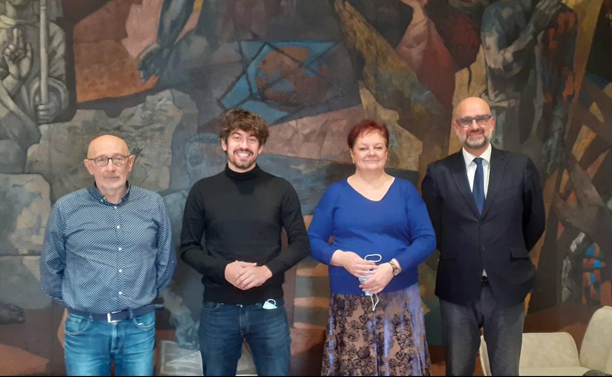 El diputado de Cultura se fotografía con los miembros del jurado que han seleccionado la novela ganadora.