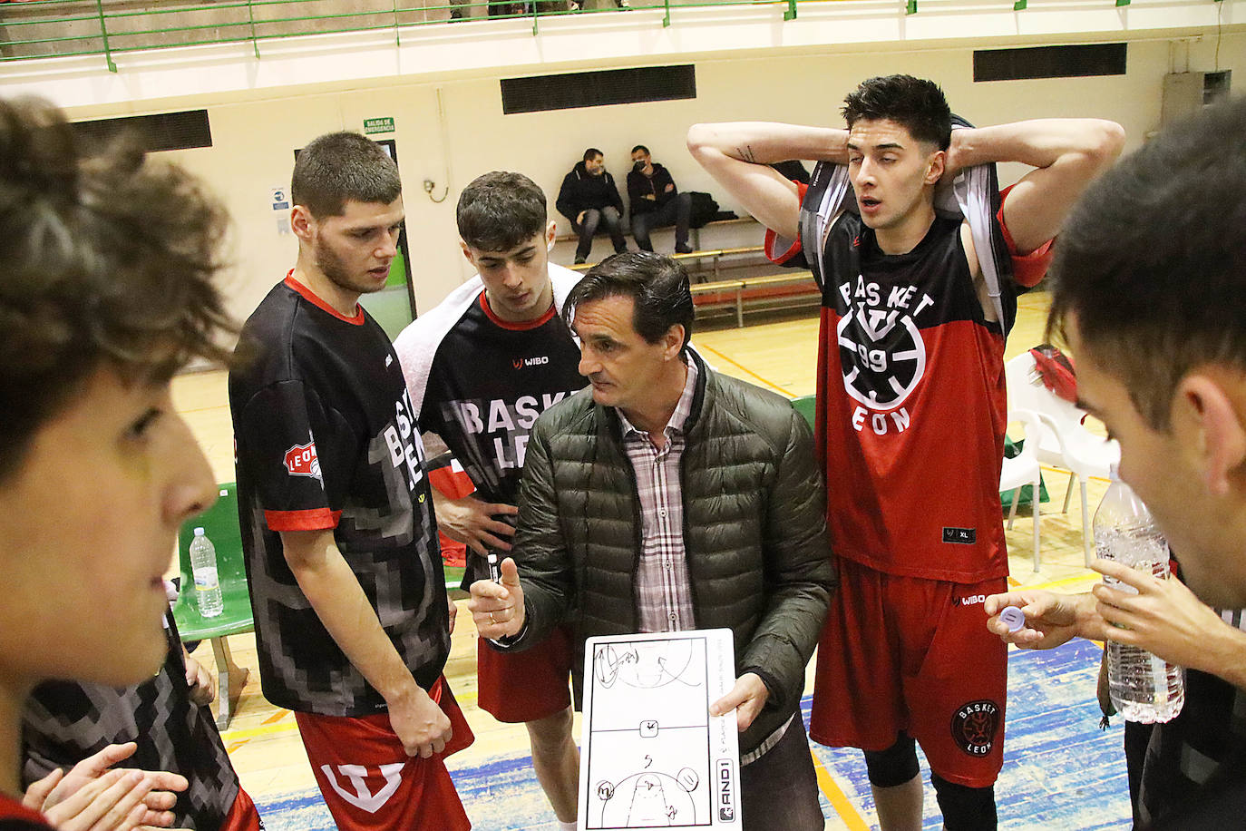 Los leoneses han perdido su encuentro ante los gallegos en el Pabellón de San Esteban.