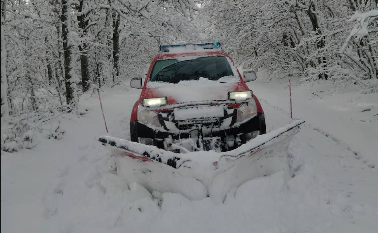 Situación en algunas carreteras de la provincia de León debido a la nieve caída en las últimas horas.