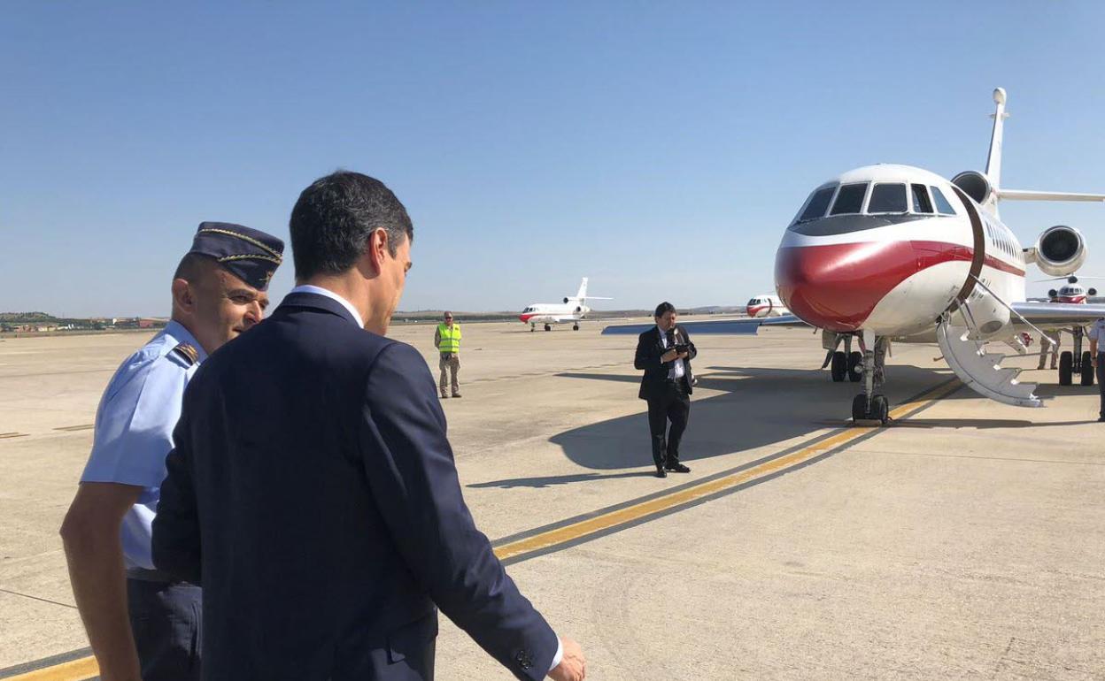 Sánchez se dirige a uno de los falcon del Ministerio de Defensa para un viaje oficial. 