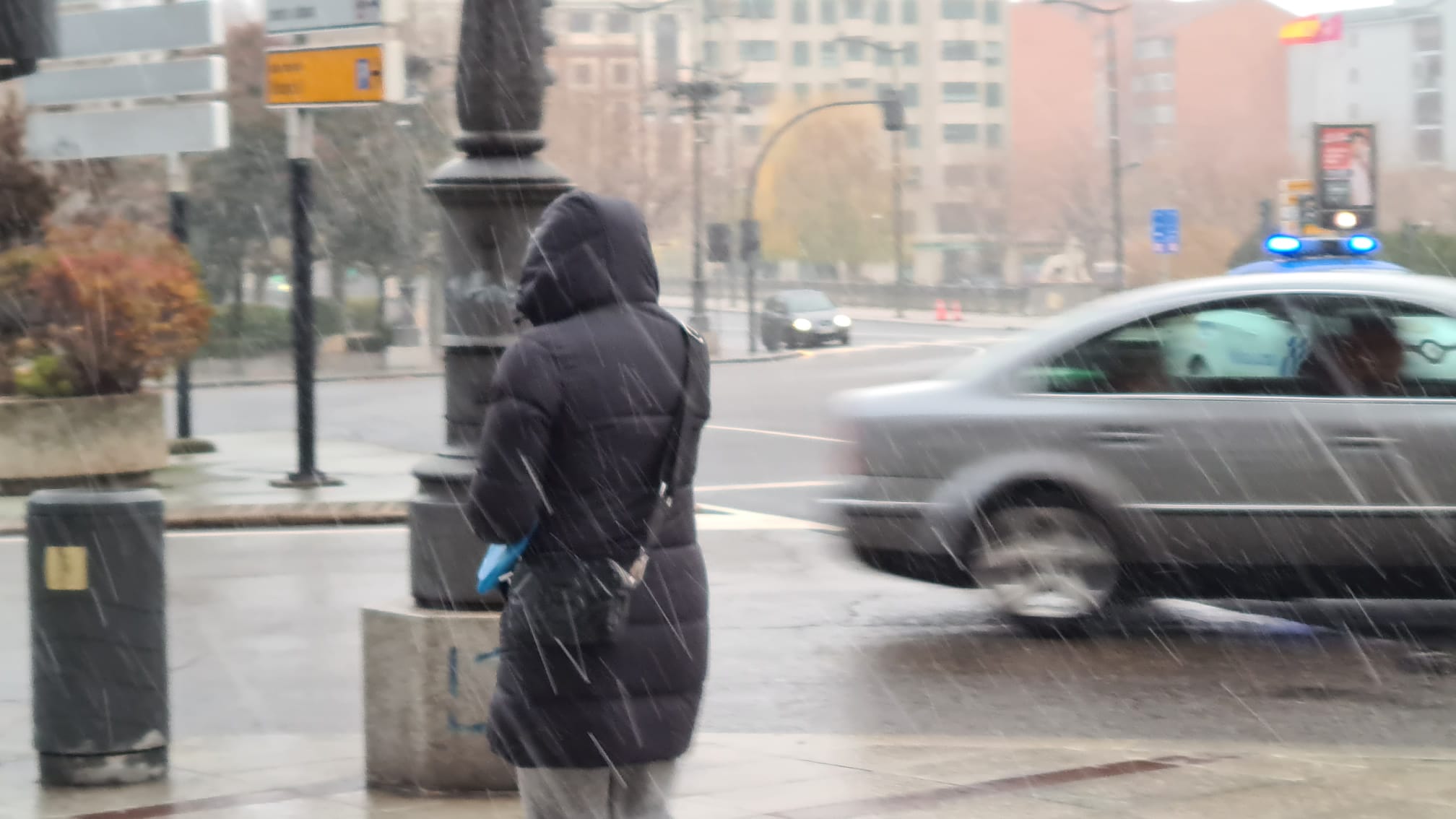 Una ligera nevada sacude la mañana donde el suelo mojado impide que permanezca.