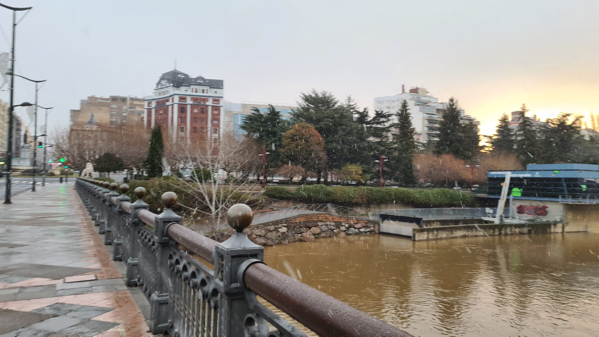 Una ligera nevada sacude la mañana donde el suelo mojado impide que permanezca.