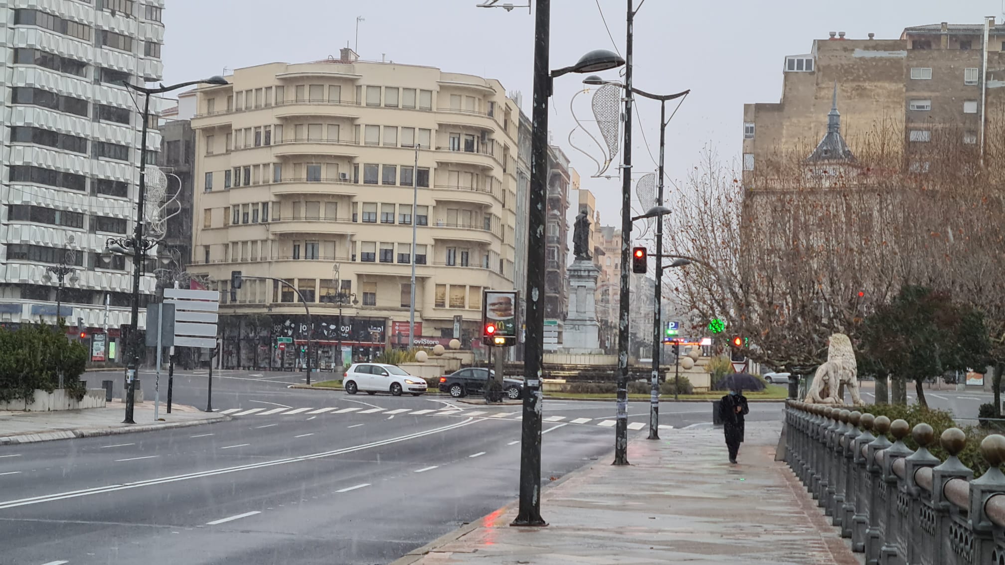 Una ligera nevada sacude la mañana donde el suelo mojado impide que permanezca.