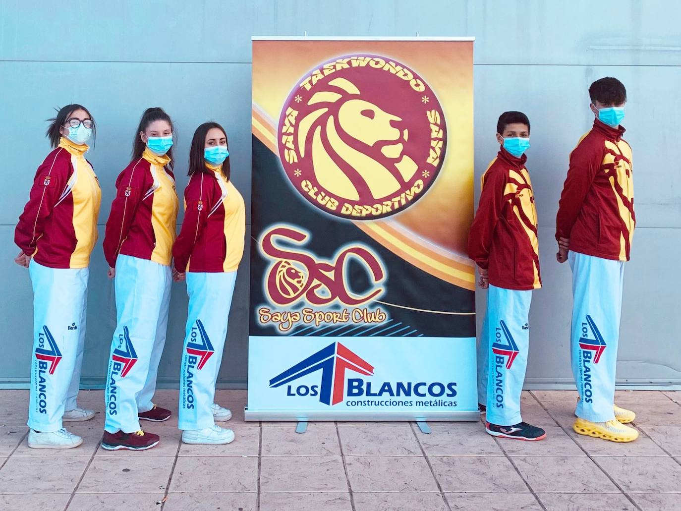 Imagen de cinco integrantes del Club Saya Los Blancos que han participado en el Campeonato de España por Clubes celebrado entre los días 4 y 7 de diciembre en Benidorm.