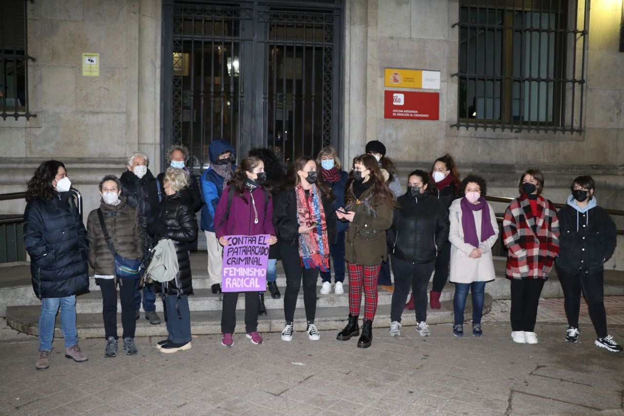 Concentración en León por un ocio nocturno seguro para las mujeres y contra los delitos de violación por sumisión química. 