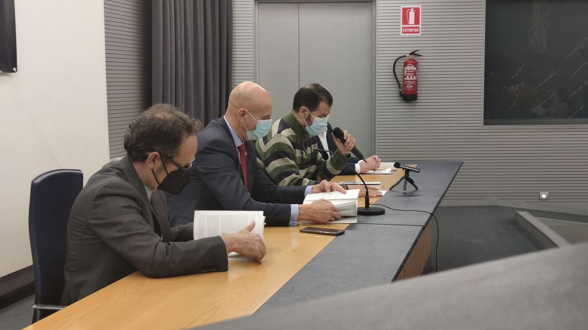 El salón de actos del Ayuntamiento de León ha acogido la presentación del libro conmemorativo del 175 aniversario del Instituto Padre Isla.