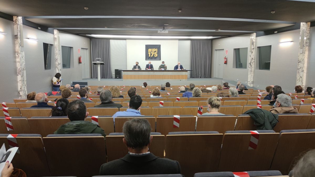 El salón de actos del Ayuntamiento de León ha acogido la presentación del libro conmemorativo del 175 aniversario del Instituto Padre Isla.