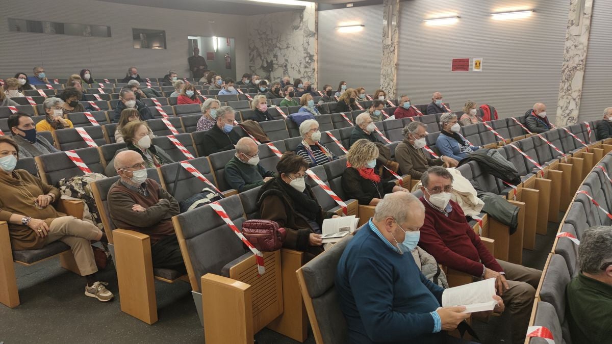 El salón de actos del Ayuntamiento de León ha acogido la presentación del libro conmemorativo del 175 aniversario del Instituto Padre Isla.