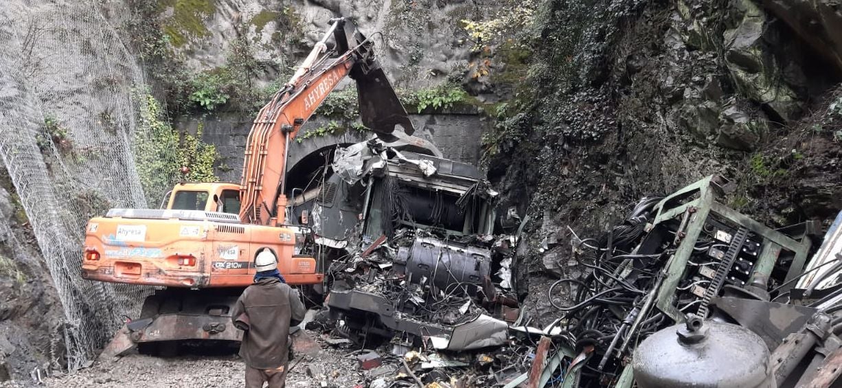 Más de 50 trabajadores han hecho posible restablecer el servicio ferroviario con jornadas de tres turnos diarios, cubriendo las 24 horas, en una zona de difícil acceso por su orografía y con condiciones atmosféricas adversas. 