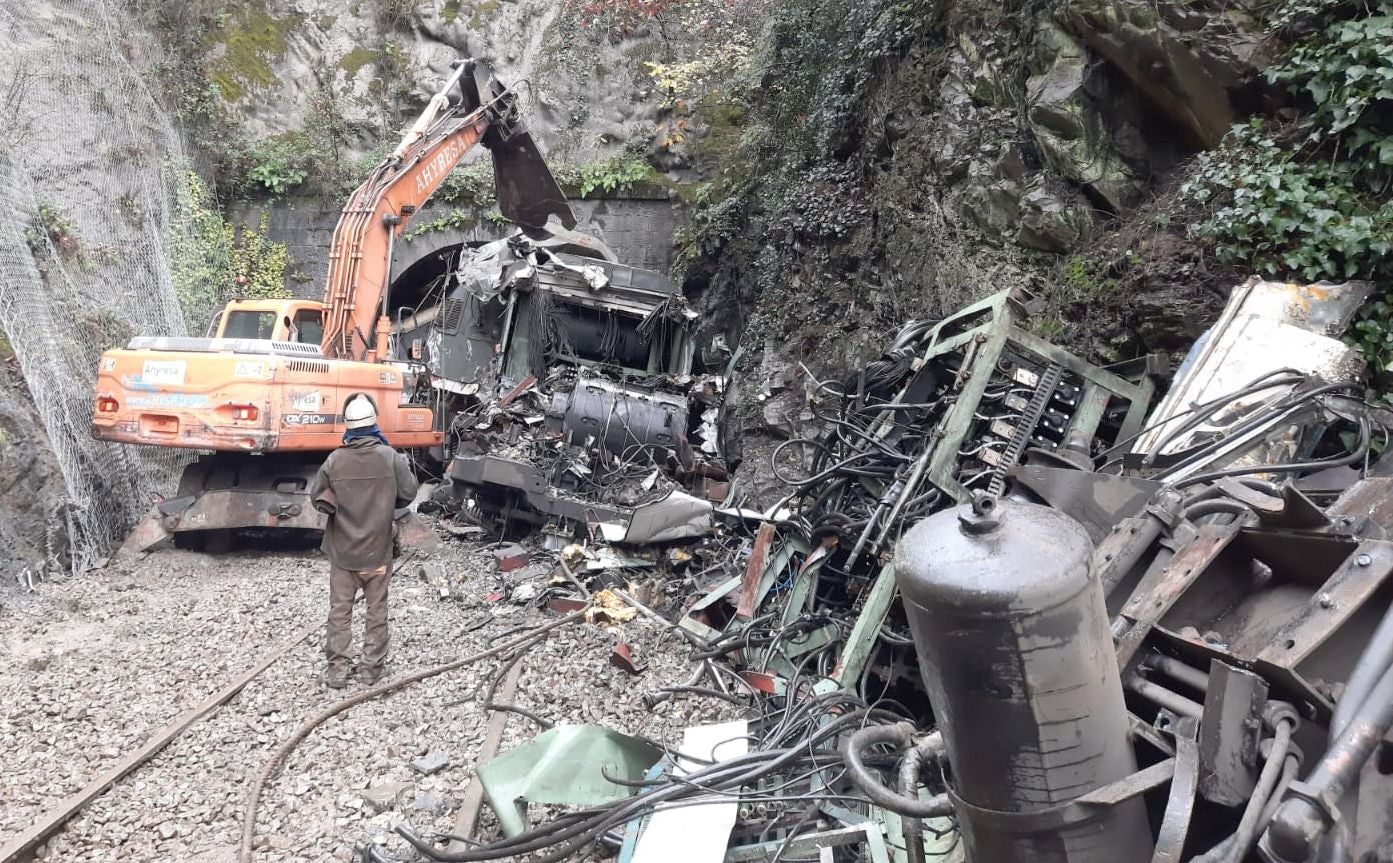 Más de 50 trabajadores han hecho posible restablecer el servicio ferroviario con jornadas de tres turnos diarios, cubriendo las 24 horas, en una zona de difícil acceso por su orografía y con condiciones atmosféricas adversas. 