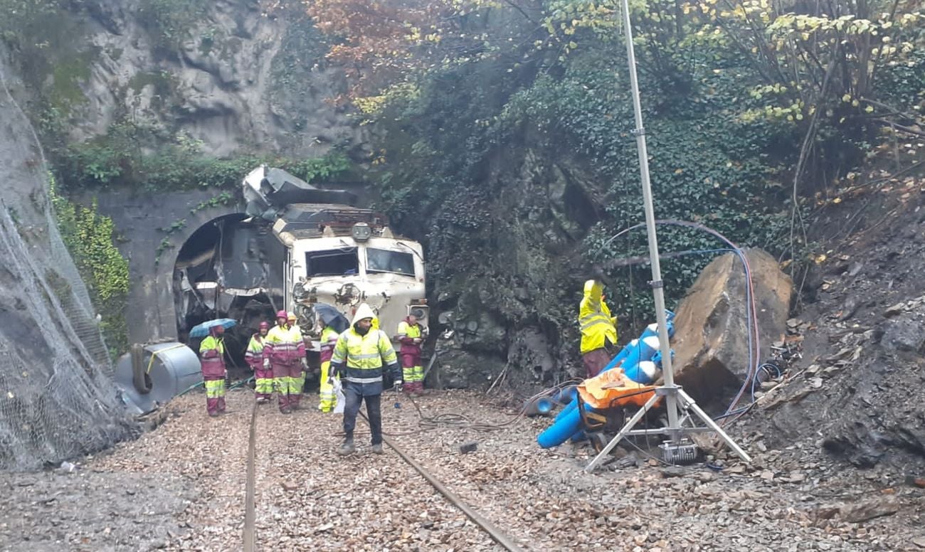 Más de 50 trabajadores han hecho posible restablecer el servicio ferroviario con jornadas de tres turnos diarios, cubriendo las 24 horas, en una zona de difícil acceso por su orografía y con condiciones atmosféricas adversas. 