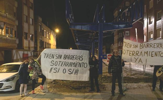 La marcha de los vecinos de San Andrés recorre el paso sobre las vías en Trobajo del Camino