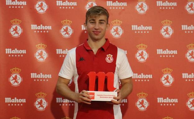 Rodri posa con el premio 'Jugador Cinco Estrellas' del mes de noviembre.