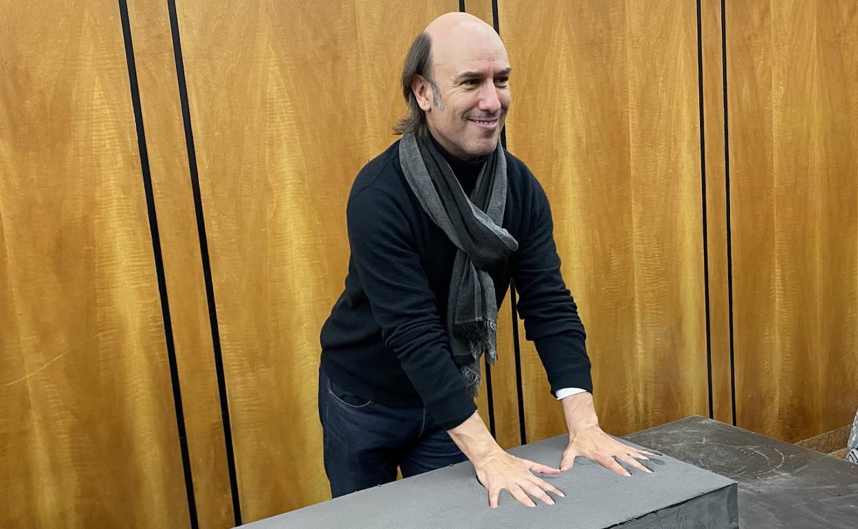 Carlos Núñez estampa las huellas de sus manos para 'la acera del teatro'.