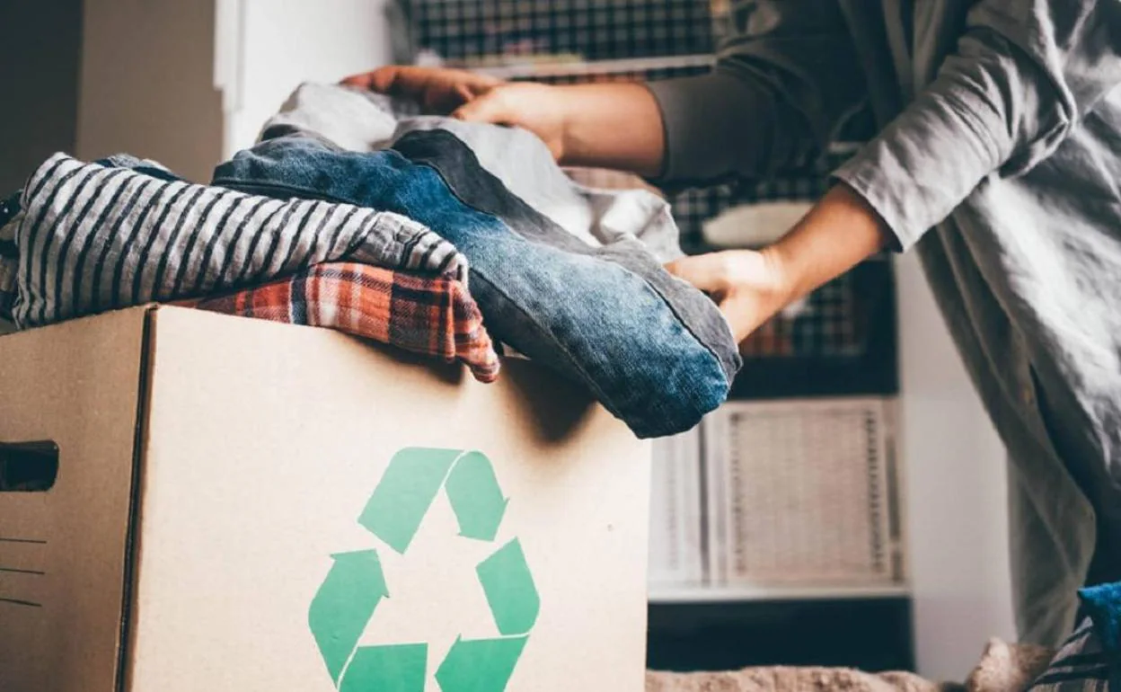 Reciclaje de ropa para disminuir la contaminación en la industria.