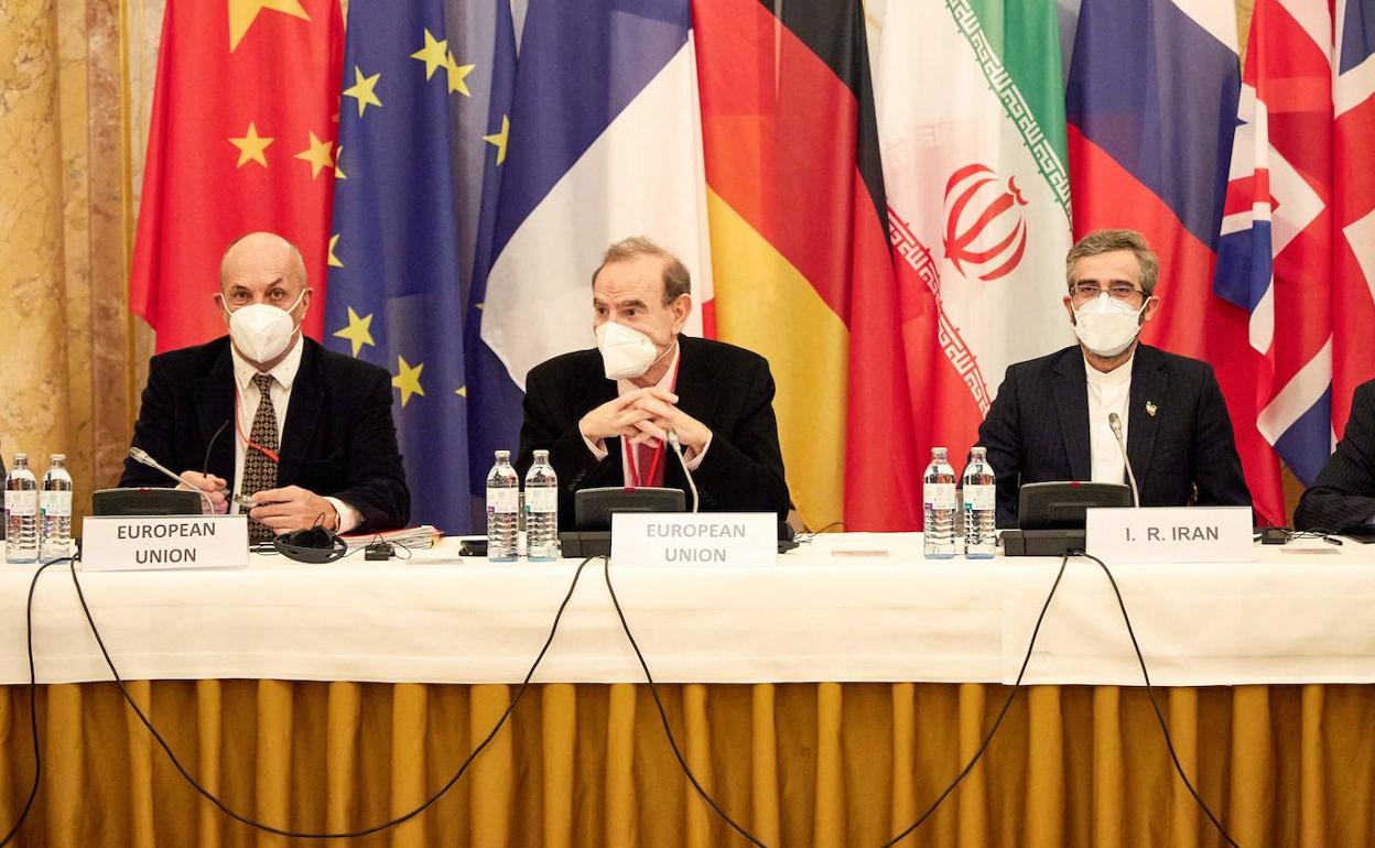 El coordinador del proceso enviado por la UE, Enrique Mora, y el negociador nuclear jefe de Irán, Ali Bagheri Kani, en una reunión de la comisión conjunta sobre negociaciones destinadas a reactivar el acuerdo nuclear de Irán. 