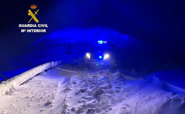 La Guardia Civil rescató a los ocupantes de estos dos vehículos en la noche del viernes.