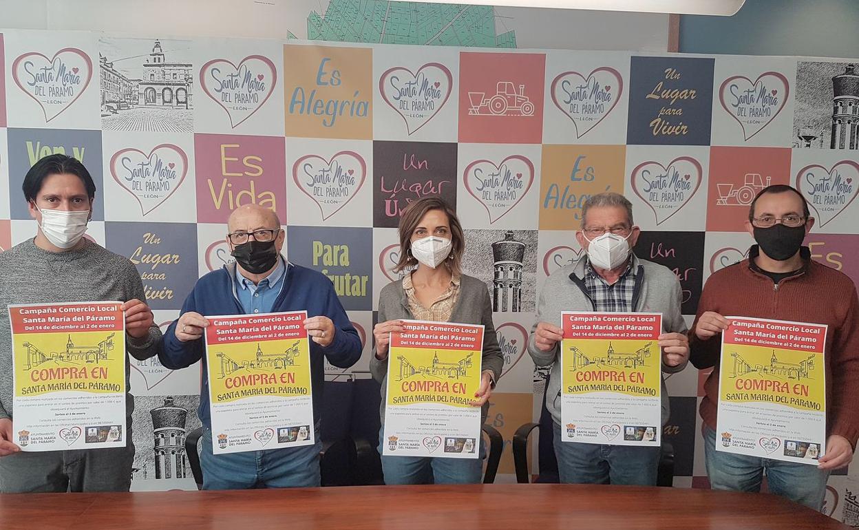 La alcaldesa de la localidad, junto a concejales y representantes de la campaña, durante la presentación oficial. 