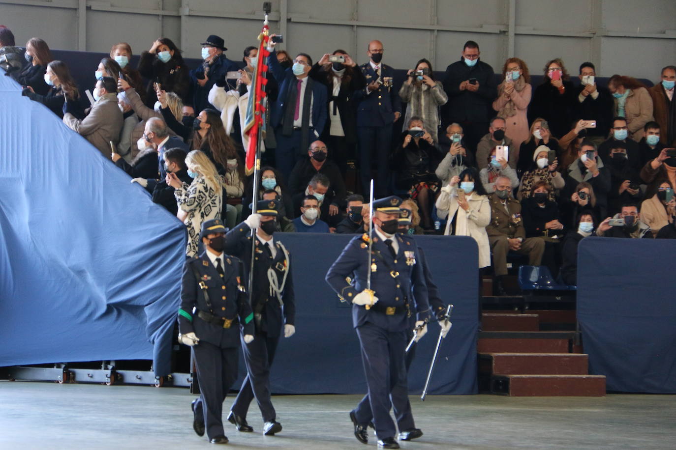 La Academia Básica del Aire recupera tras el parón por la pandemia los actos conmemorativos en honor a la patrona del Ejército del Aire | 312 Caballeros y Damas alumnos juraron fidelidad a la Bandera en un acto sin besos pero cargado de emoción.