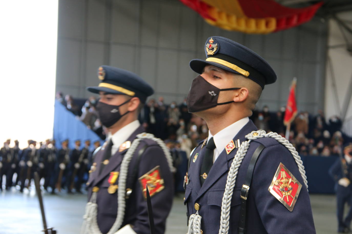 La Academia Básica del Aire recupera tras el parón por la pandemia los actos conmemorativos en honor a la patrona del Ejército del Aire | 312 Caballeros y Damas alumnos juraron fidelidad a la Bandera en un acto sin besos pero cargado de emoción.