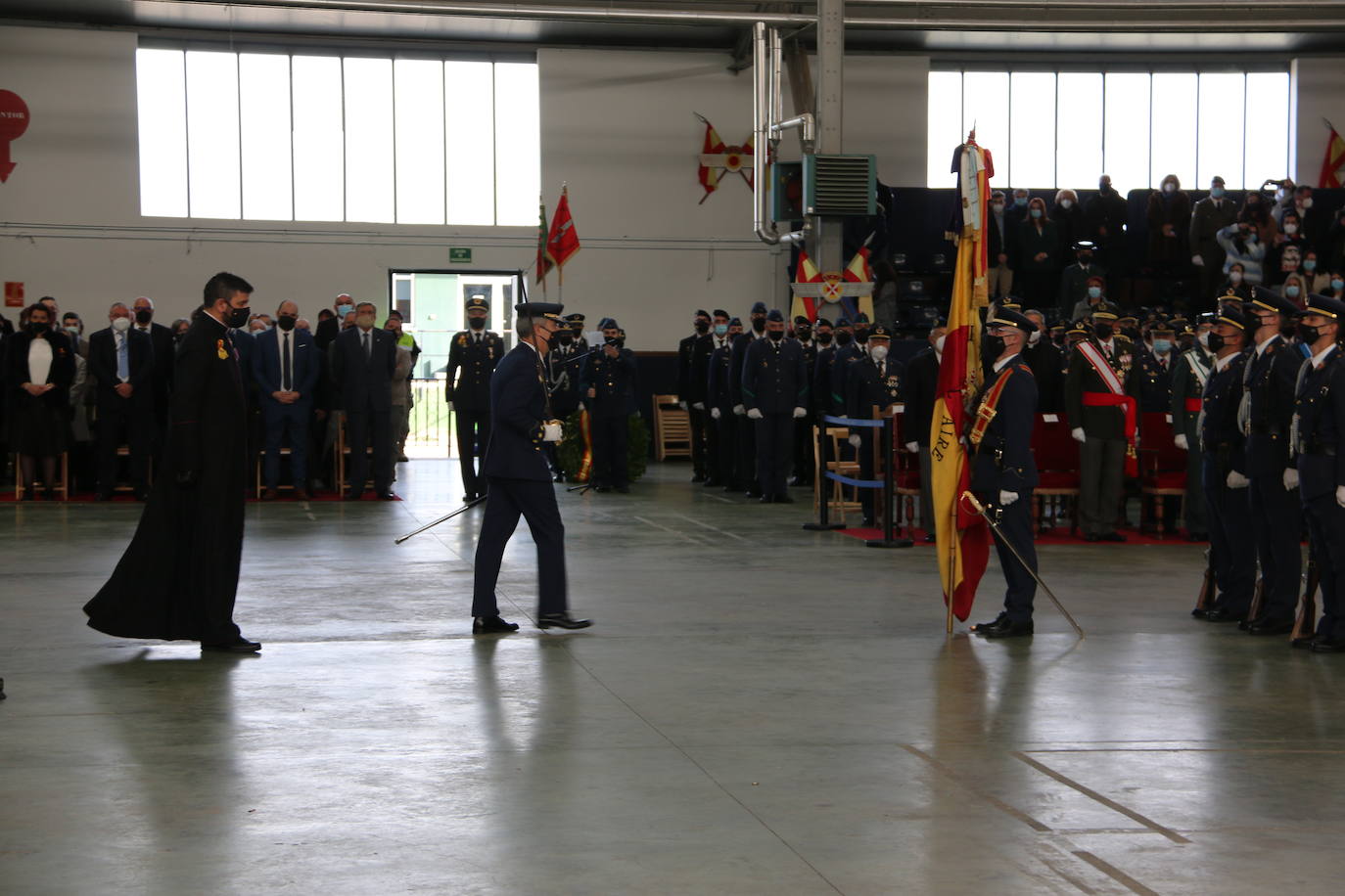 La Academia Básica del Aire recupera tras el parón por la pandemia los actos conmemorativos en honor a la patrona del Ejército del Aire | 312 Caballeros y Damas alumnos juraron fidelidad a la Bandera en un acto sin besos pero cargado de emoción.