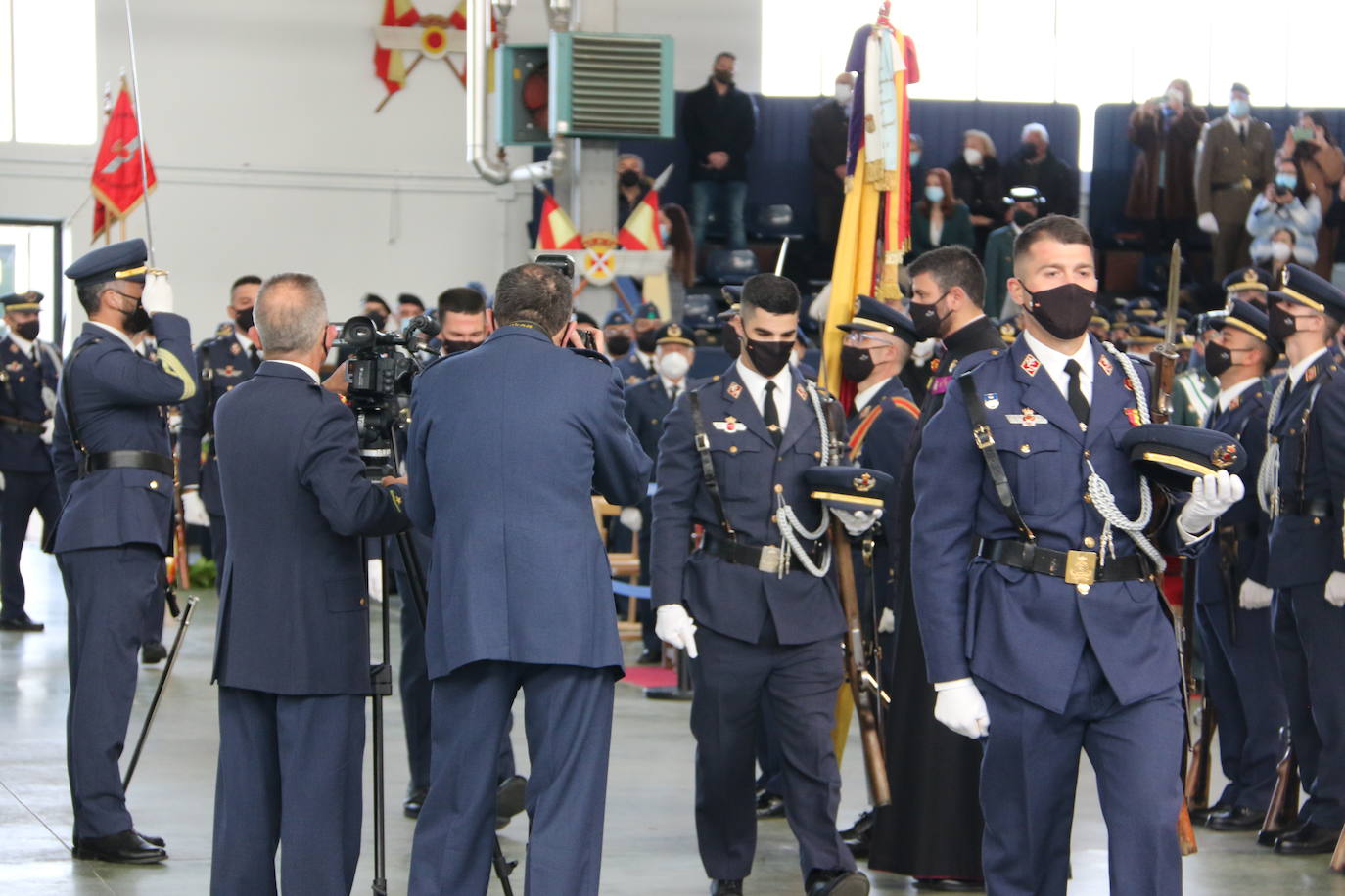 La Academia Básica del Aire recupera tras el parón por la pandemia los actos conmemorativos en honor a la patrona del Ejército del Aire | 312 Caballeros y Damas alumnos juraron fidelidad a la Bandera en un acto sin besos pero cargado de emoción.