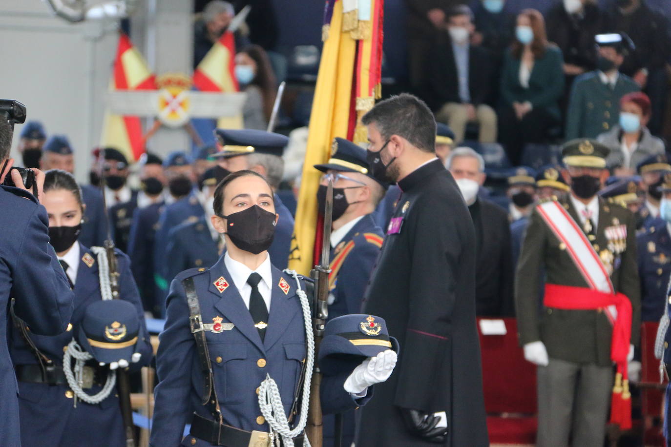 La Academia Básica del Aire recupera tras el parón por la pandemia los actos conmemorativos en honor a la patrona del Ejército del Aire | 312 Caballeros y Damas alumnos juraron fidelidad a la Bandera en un acto sin besos pero cargado de emoción.