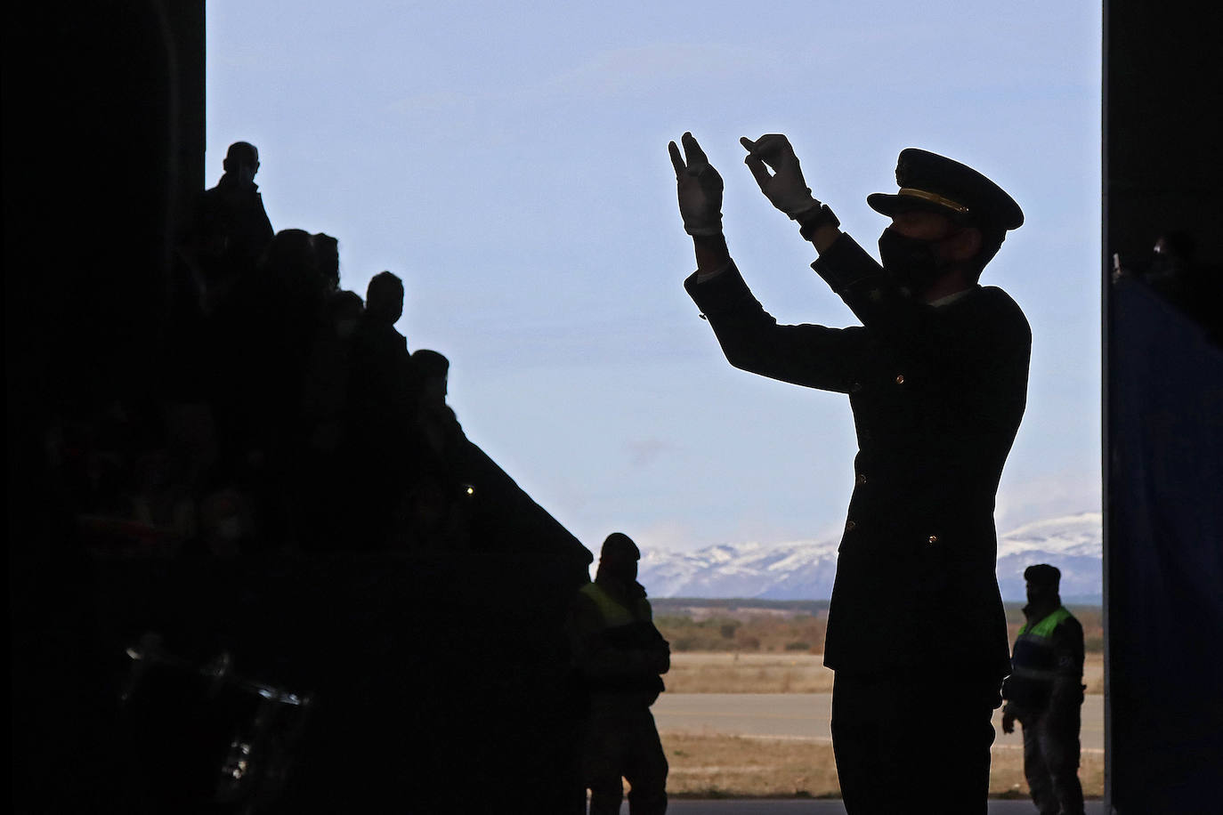 La Academia Básica del Aire recupera tras el parón por la pandemia los actos conmemorativos en honor a la patrona del Ejército del Aire | 312 Caballeros y Damas alumnos juraron fidelidad a la Bandera en un acto sin besos pero cargado de emoción.