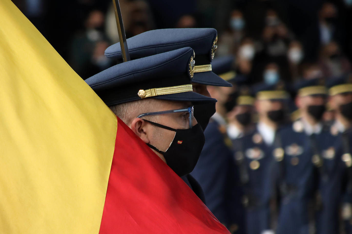 La Academia Básica del Aire recupera tras el parón por la pandemia los actos conmemorativos en honor a la patrona del Ejército del Aire | 312 Caballeros y Damas alumnos juraron fidelidad a la Bandera en un acto sin besos pero cargado de emoción.