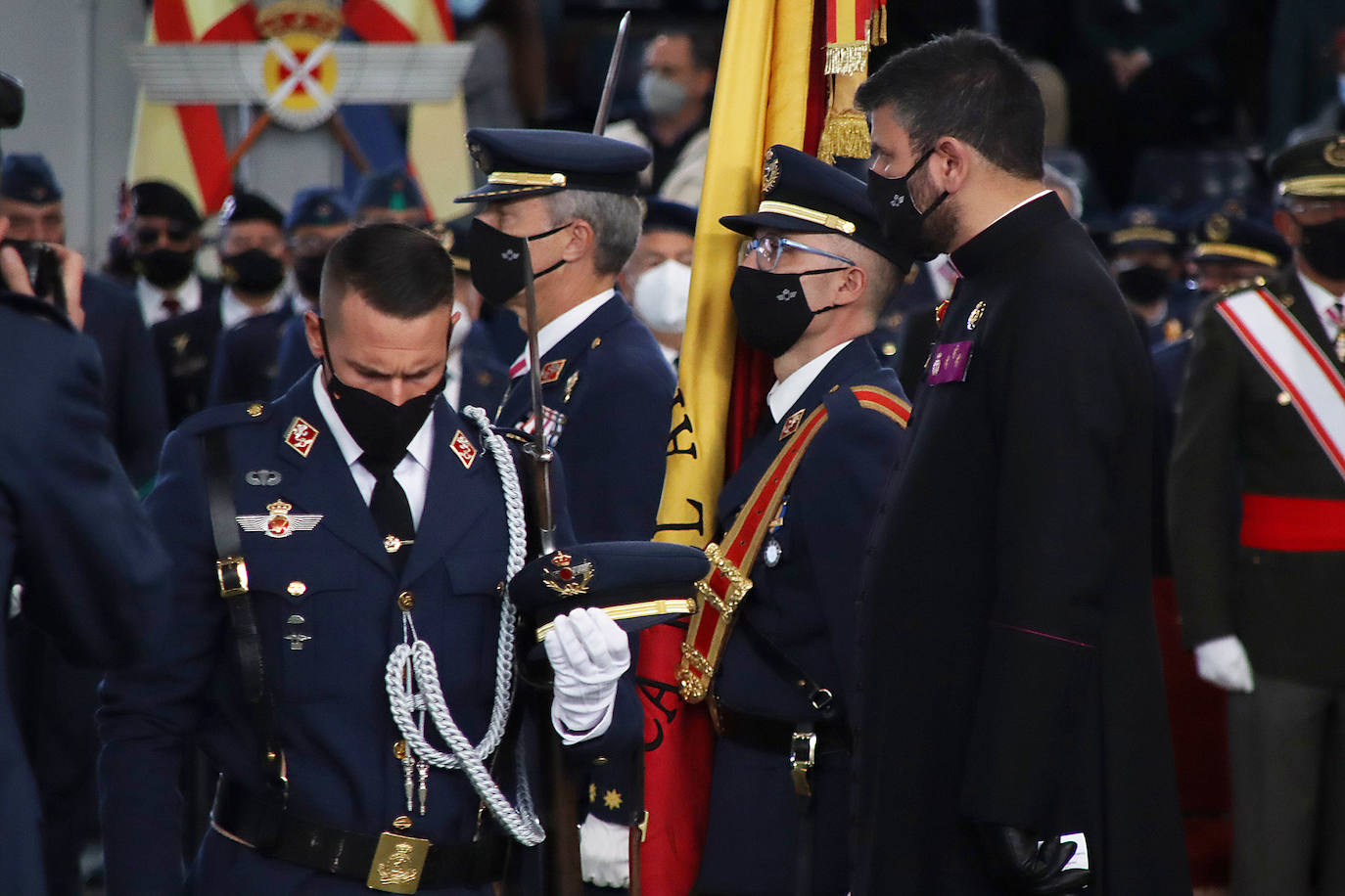 La Academia Básica del Aire recupera tras el parón por la pandemia los actos conmemorativos en honor a la patrona del Ejército del Aire | 312 Caballeros y Damas alumnos juraron fidelidad a la Bandera en un acto sin besos pero cargado de emoción.