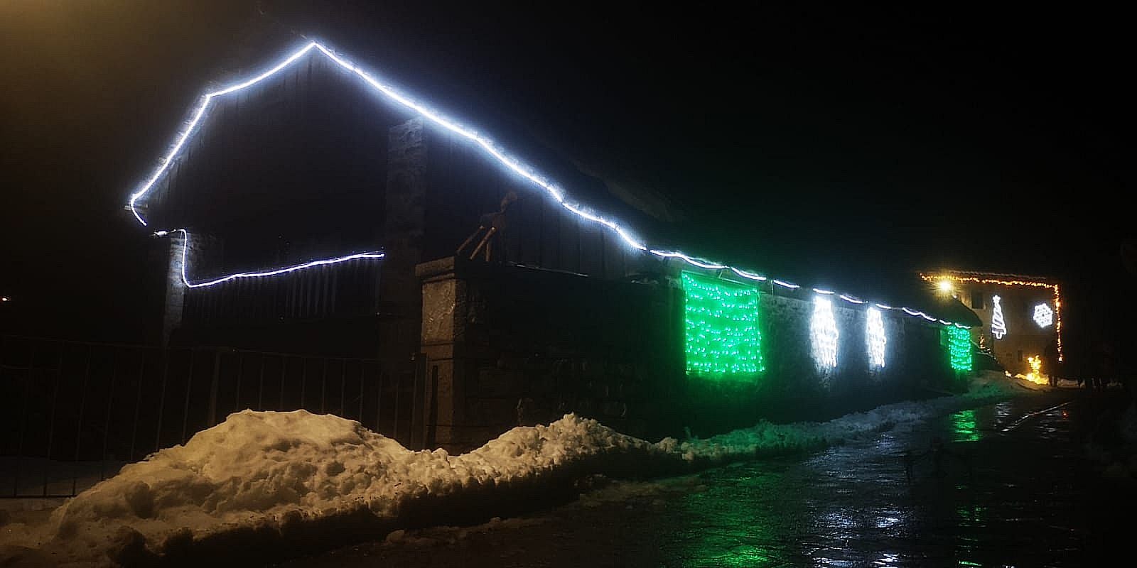 La localidad leonesa de Lois, con 24 adultos y un niño, se convierte en la gran protagonistas de la fecilitación navideña de la compañía eléctrica | La nueva iluminación será regalada a la pedanía como compensación por su participación en la iniciativa. 