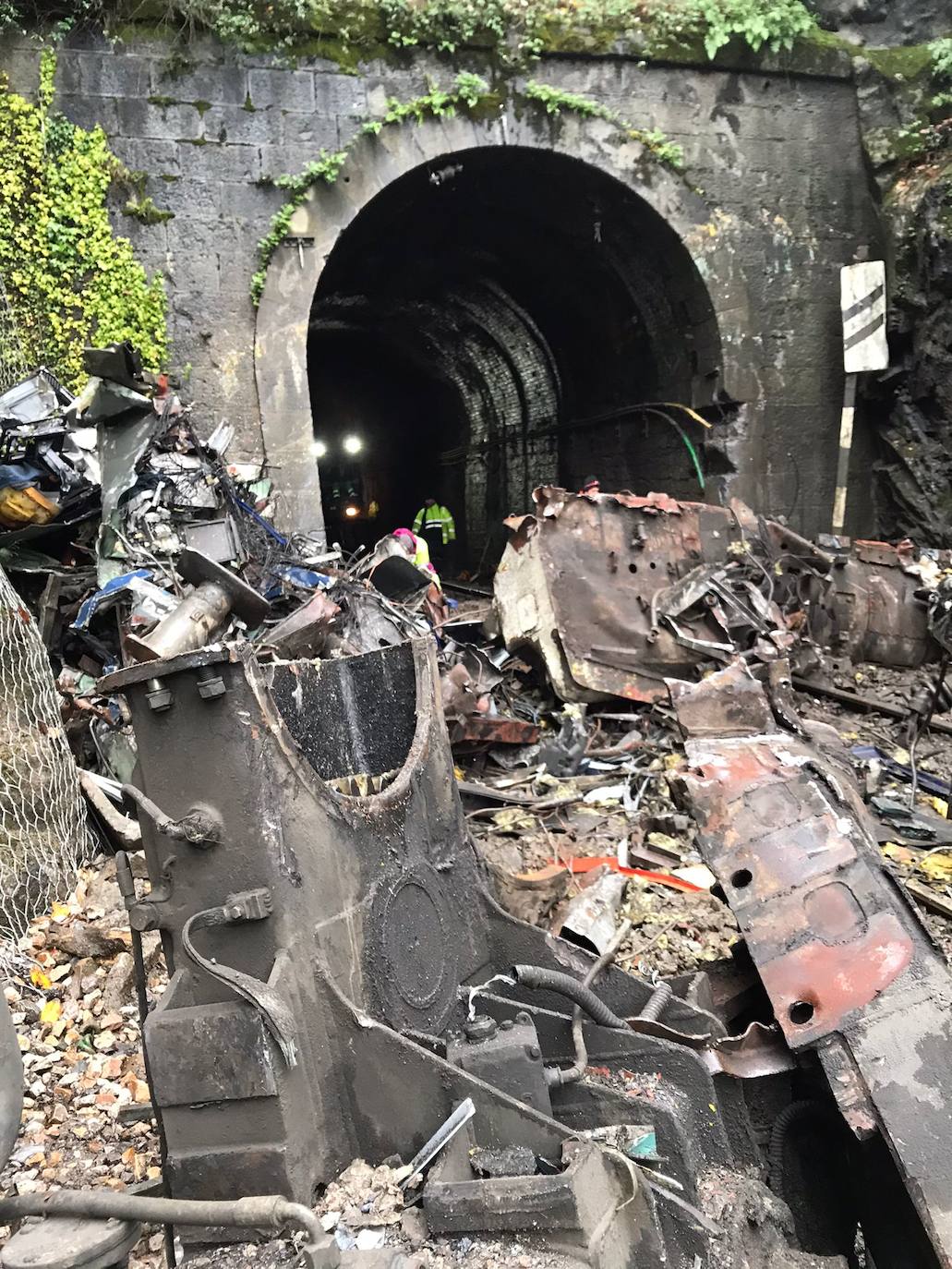 Más de 50 trabajadores han hecho posible restablecer el servicio ferroviario con jornadas de tres turnos diarios, cubriendo las 24 horas, en una zona de difícil acceso por su orografía y con condiciones atmosféricas adversas. 