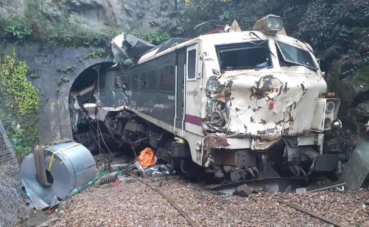 Imagen de estos días con el tren atrapado en la rampa de Pajares. 