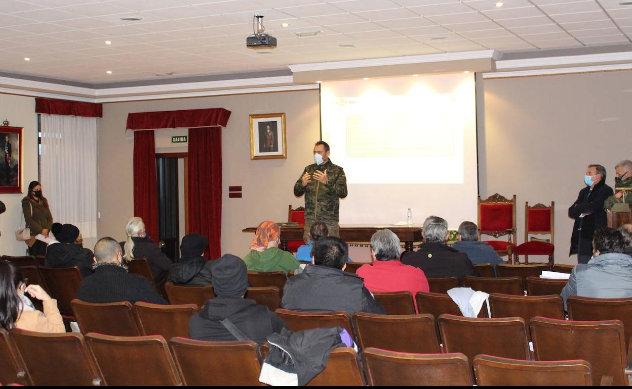 Un instante de la inauguración del taller este viernes en el acuartelamiento de Astorga.