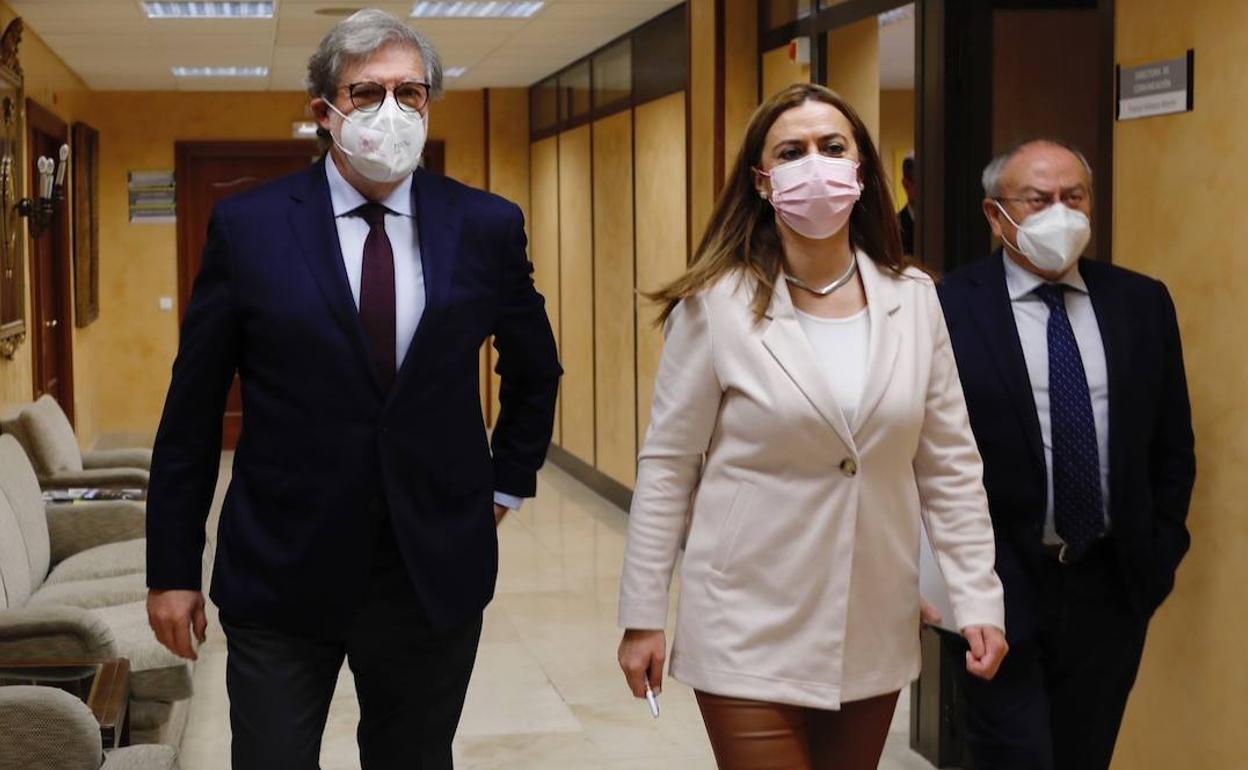 La delegada del Gobierno en Castilla y León, Virginia Barcones, se reúne con el presidente de la CEOE Castilla y León, Santiago Aparicio, y con miembros de la junta directiva de la organización empresarial.