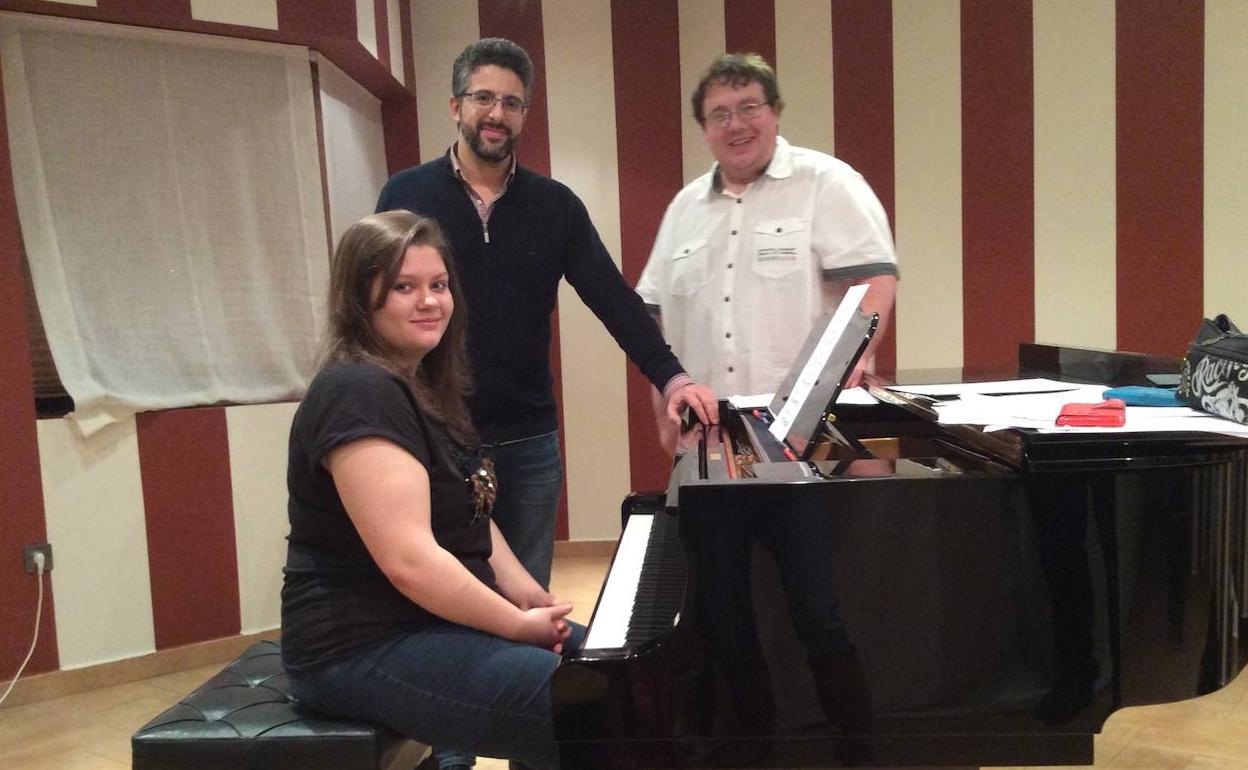 La pianista leonesa Alexandra Akulina junto a su padre Arty.