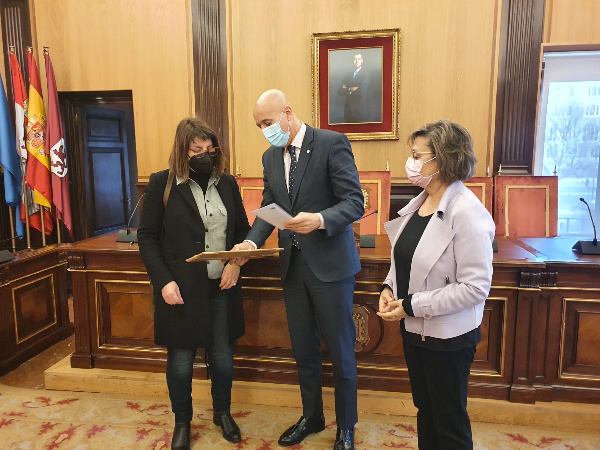 La poeta María Dolores López Maxtell recibe el galardón literario 'XVLVII Premio Nacional de Poesía Antonio González de Lama' de manos del alcalde de León, José Antonio Diez, y la concejala de Acción y Promoción Cultural, Evelia Fernández.
