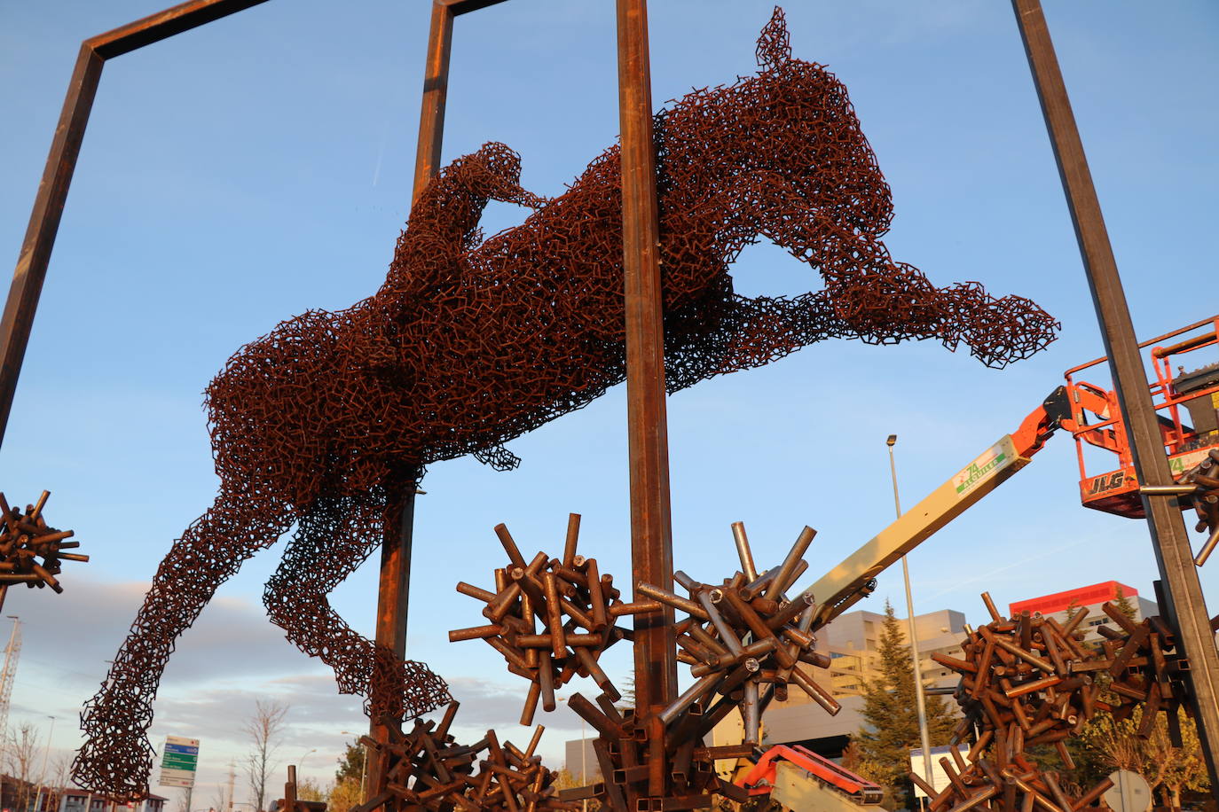 Una escultura gigante de San Jorge, con su figura luchando contra los virus, homenajea desde este viernes a los sanitarios por su dura batalla frente al virus.