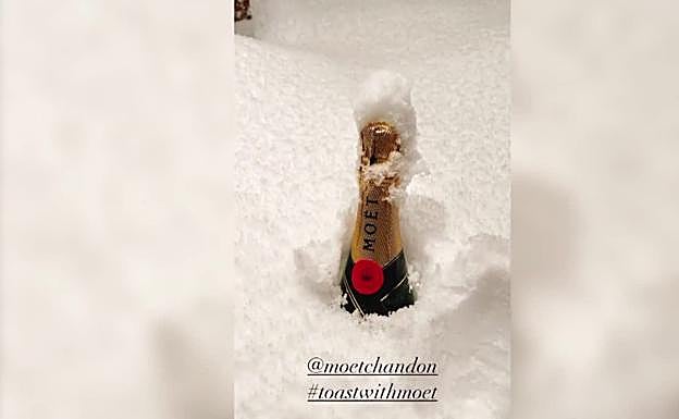 Eugenia Osborne rodeada de nieve y champagne en Baqueira