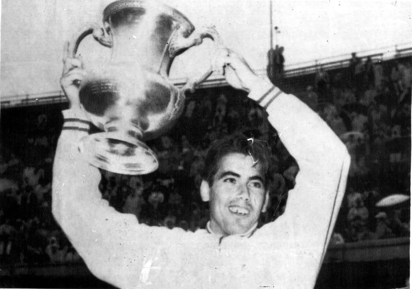 Manolo Santana levanta el trofeo que le acreditaba como ganador del Abierto de los Estados Unidos. 