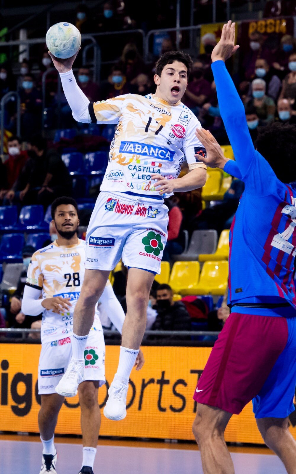 El equipo de Cadenas suma su quinta derrota consecutiva ante el líder de la categoría.