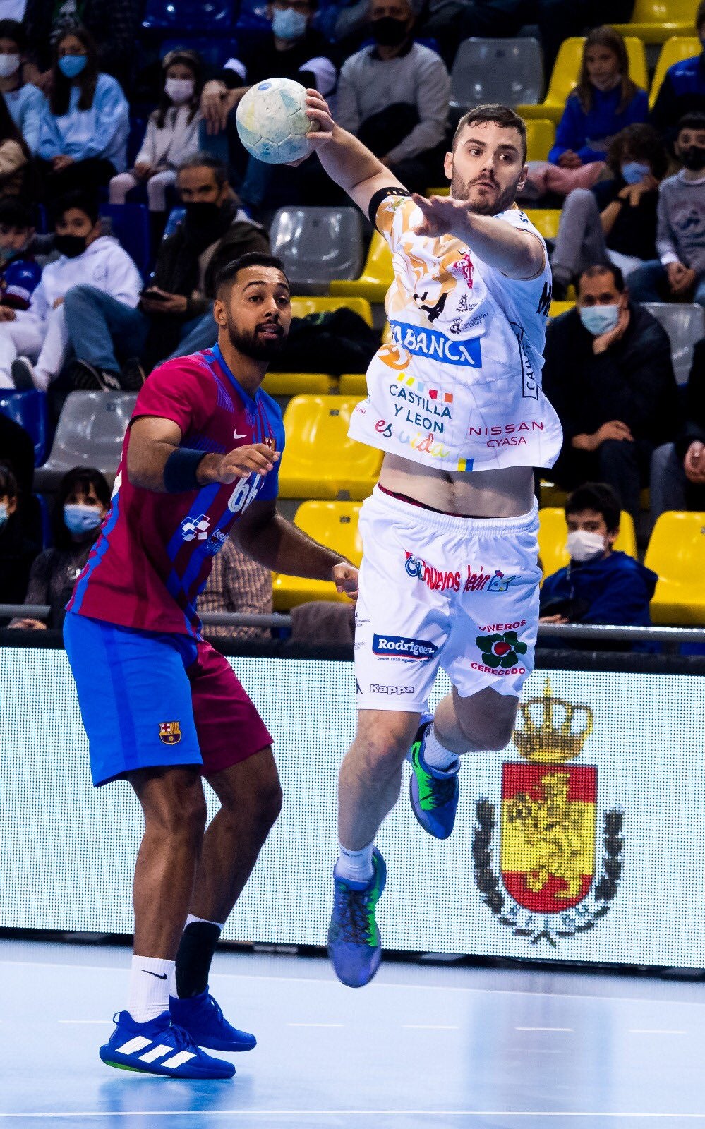 El equipo de Cadenas suma su quinta derrota consecutiva ante el líder de la categoría.