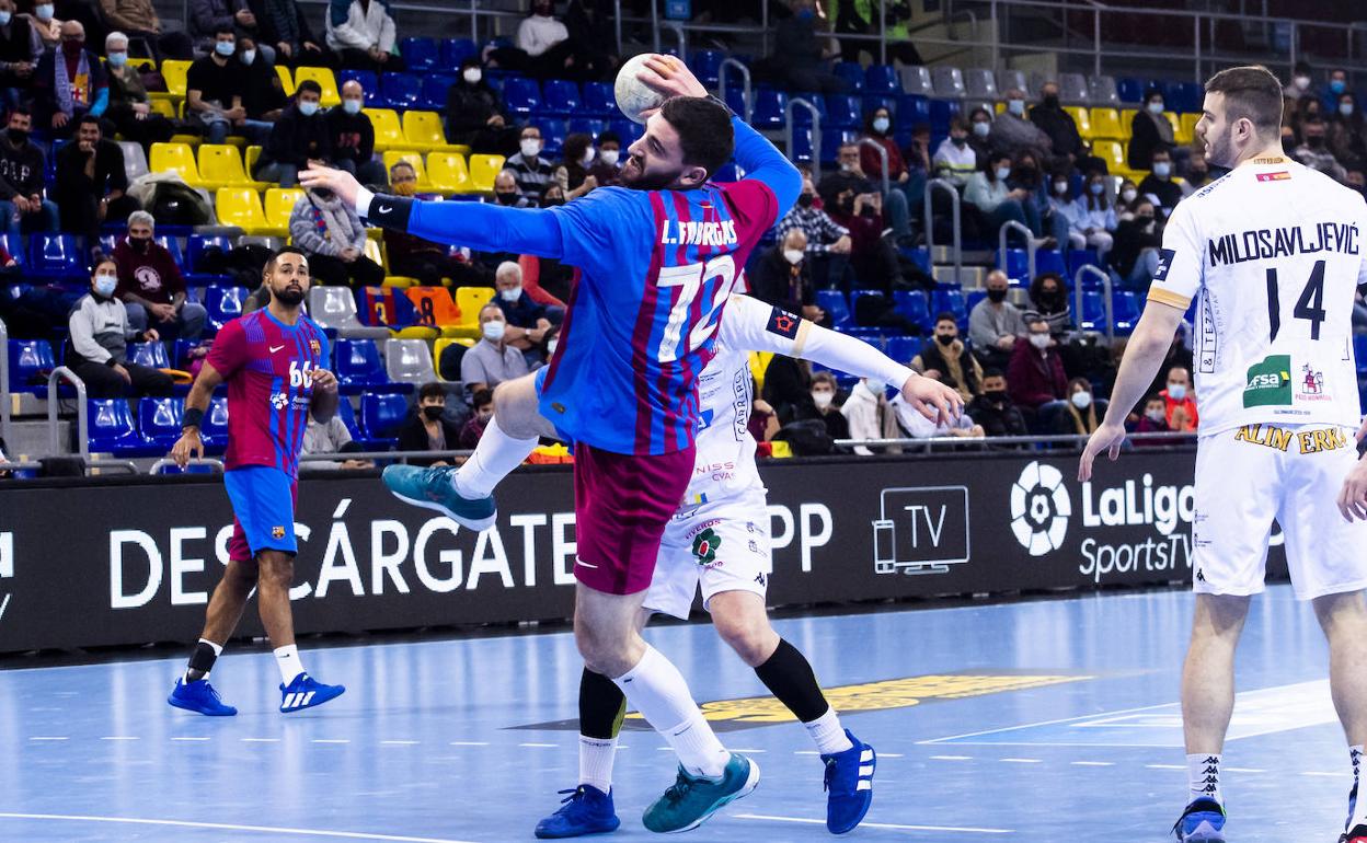 Fàbregas se prepara para anotar un tanto en el duelo entre FC Barcelona y Abanca Ademar de la Jornada 16 de la Liga Sacyr Asobal