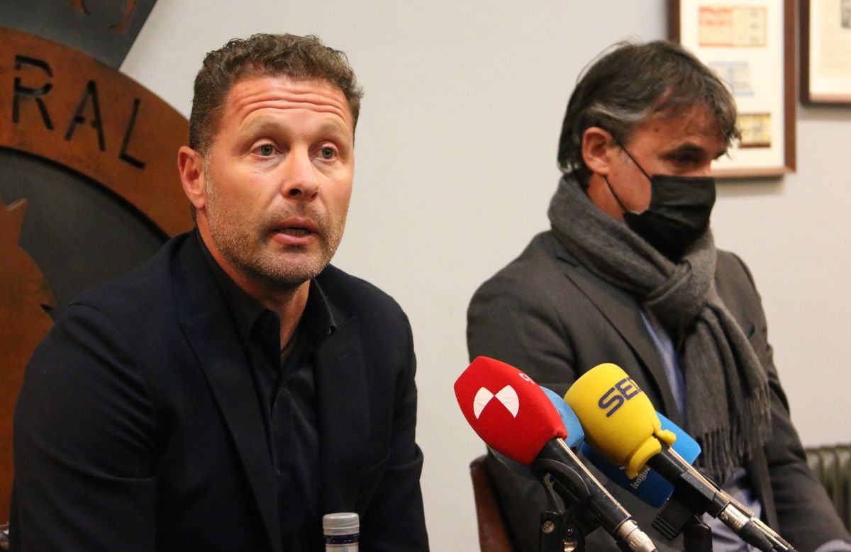 El club leonés prepara la puesta de largo de su nuevo entrenador tras la destitución de Ramón González.