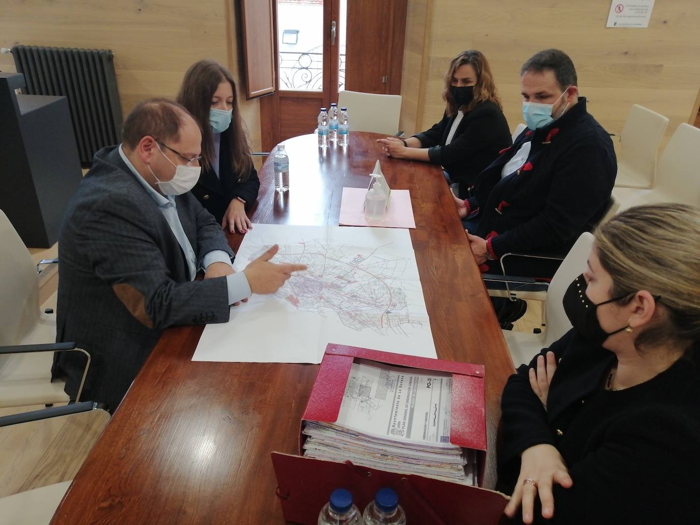 La delegada de la Junta en León ha visitado las distintas actuaciones en varios entornos del municipio.
