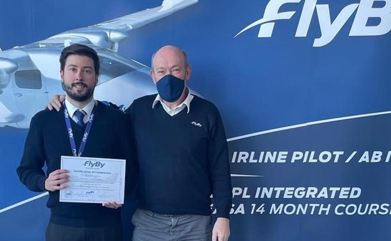 Entrega de los diplomas por los cursos realizados en FlyBySchool en el aeropuerto de Burgos.