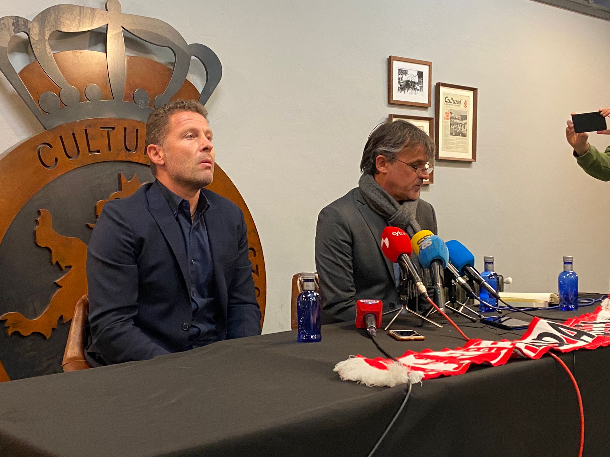 El club leonés prepara la puesta de largo de su nuevo entrenador tras la destitución de Ramón González.