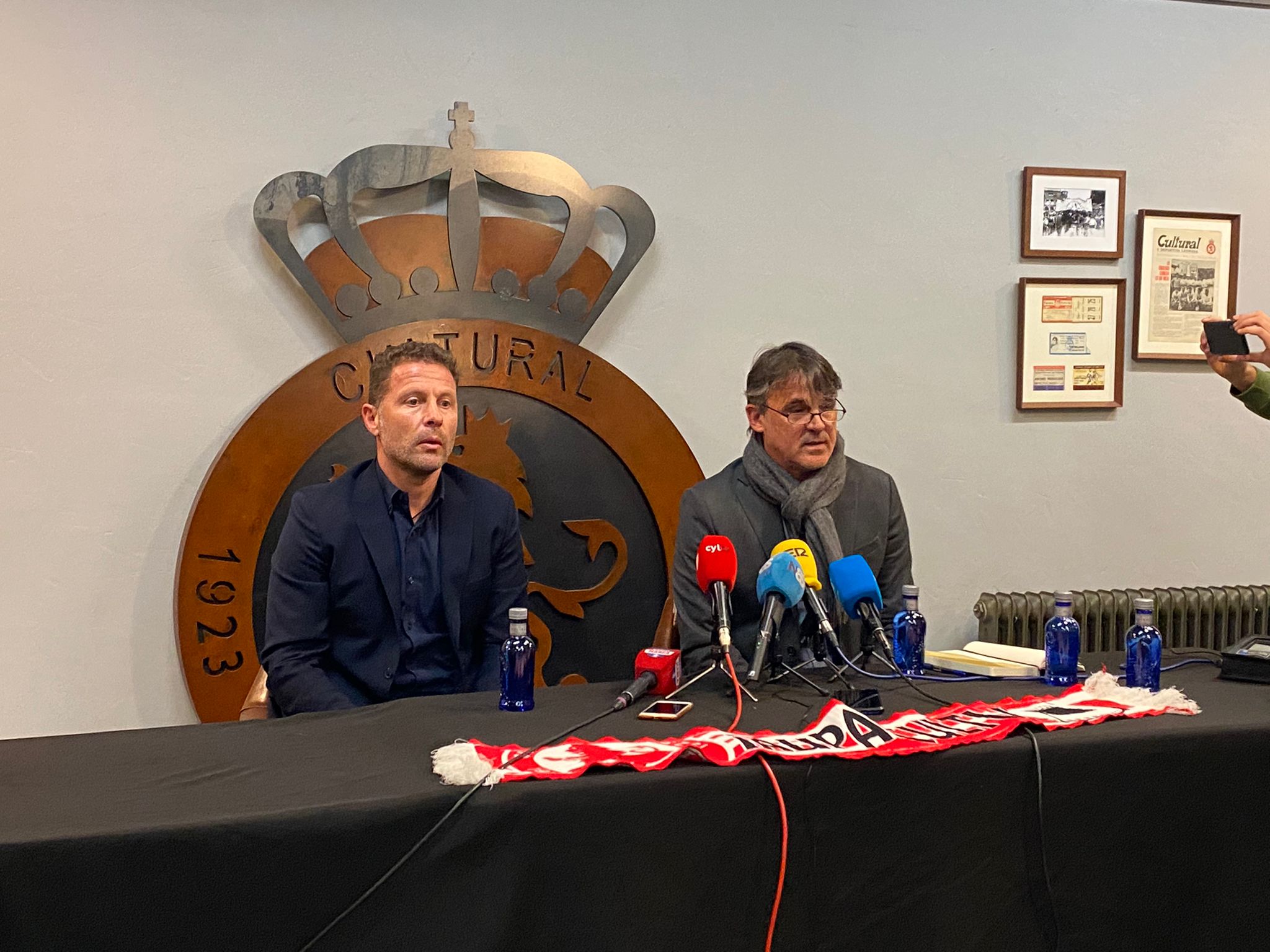 El club leonés prepara la puesta de largo de su nuevo entrenador tras la destitución de Ramón González.