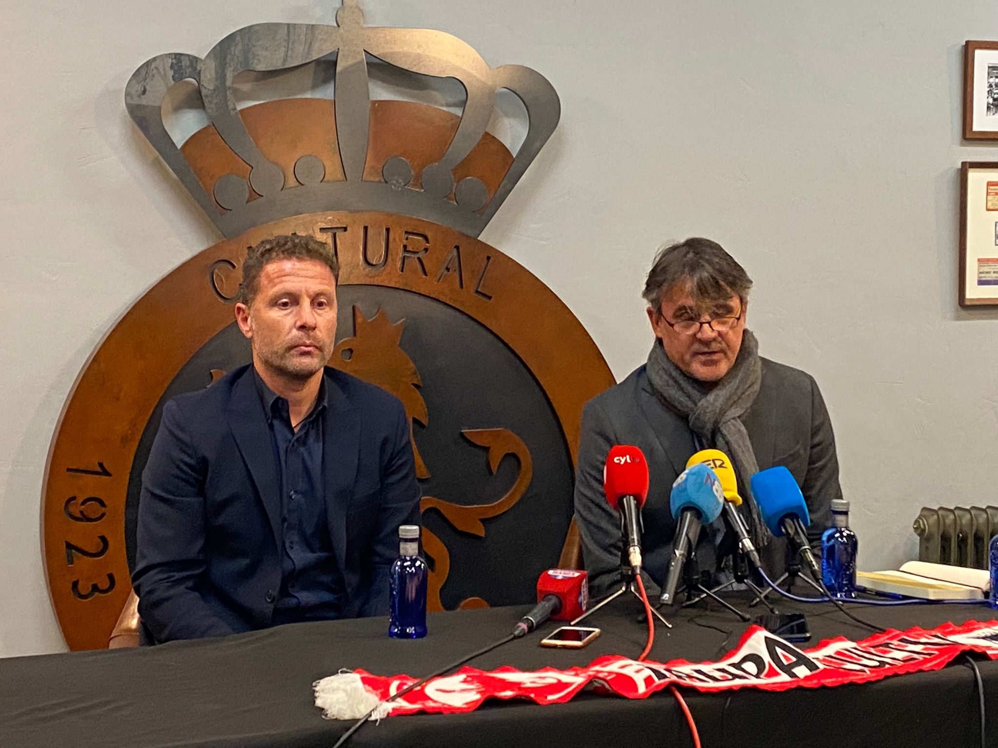 El club leonés prepara la puesta de largo de su nuevo entrenador tras la destitución de Ramón González.